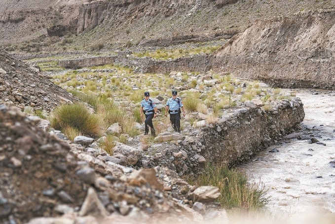 7月19日，新疆邊檢總站克州邊境管理支隊康蘇邊境檢查站民警輔警來到轄區(qū)烏恰縣康蘇水庫開展巡邏。明懿攝