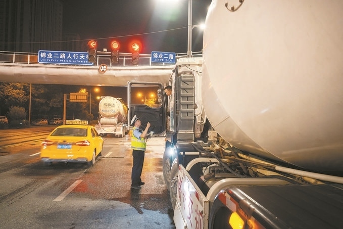 7月25日，陜西省西安市公安局交警支隊開展全市中重型貨車及面包車違法異地互查整治行動。孫崇明攝