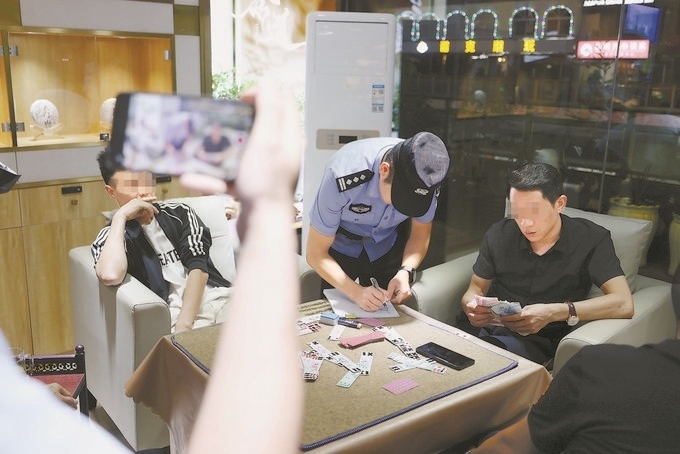 9月7日，云南省昆明市公安機關(guān)對棋牌室開展檢查。