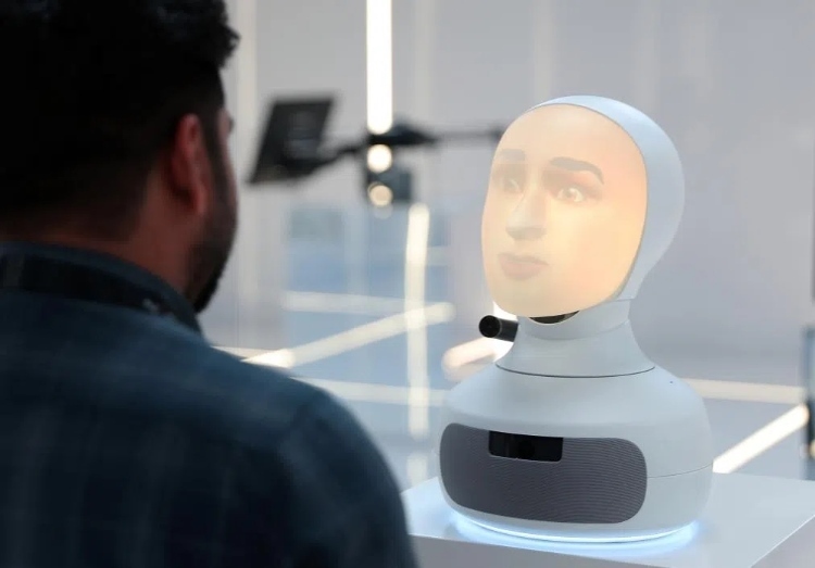 2024年9月12日，在沙特阿拉伯首都利雅得舉行的第三屆全球人工智能峰會上，一名參會者與“對話機(jī)器人”交流。新華社記者 王東震 攝