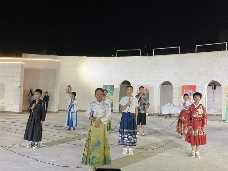 東方藝術(shù)文化館小朋友的詩朗誦表演。開羅中國文化中心供圖
