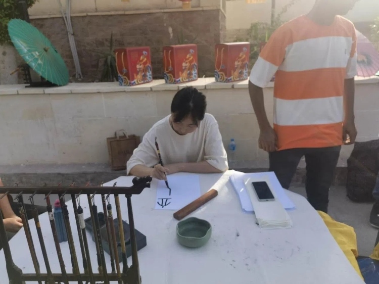 開羅文化中心漢語教師表演中國書法。開羅中國文化中心供圖