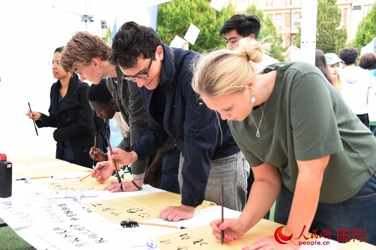 體驗中國書法。人民網(wǎng)記者 殷淼攝