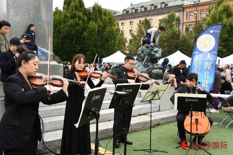 上海愛樂樂團(tuán)“快閃”活動一瞥。人民網(wǎng)記者 殷淼攝