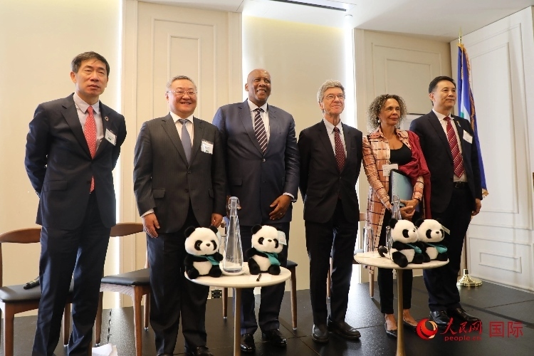 萊索托國王萊齊耶三世、中國常駐聯(lián)合國代表傅聰?shù)燃钨e出席活動。人民網(wǎng)記者 李志偉攝