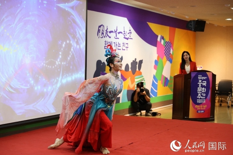 中國(guó)演員在中國(guó)文化周開(kāi)幕式上表演舞蹈。人民網(wǎng)記者 莽九晨攝