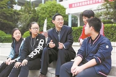 淮北市首批高層次人才儲(chǔ)備金獲得者、淮北市第一中學(xué)教師陳超（左三）在與學(xué)生交談。淮北市委人才工作局供圖
