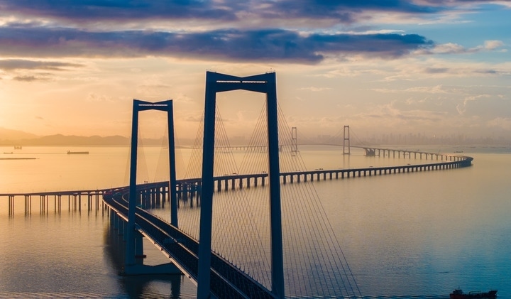 2024年6月27日，沐浴在晨曦中的深中通道（無人機照片）。新華社記者毛思倩 攝