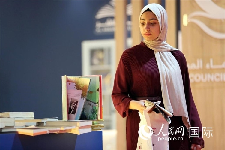 一名女性走過展臺(tái)。人民網(wǎng) 奧馬爾·哈利勒攝