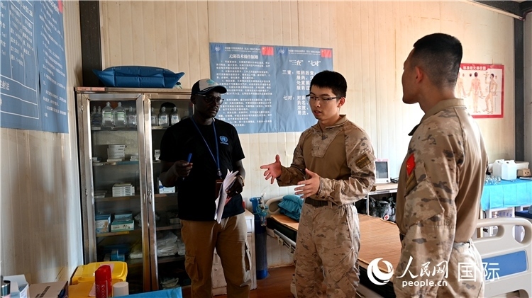 圖4 介紹醫(yī)療設(shè)施。孫千攝