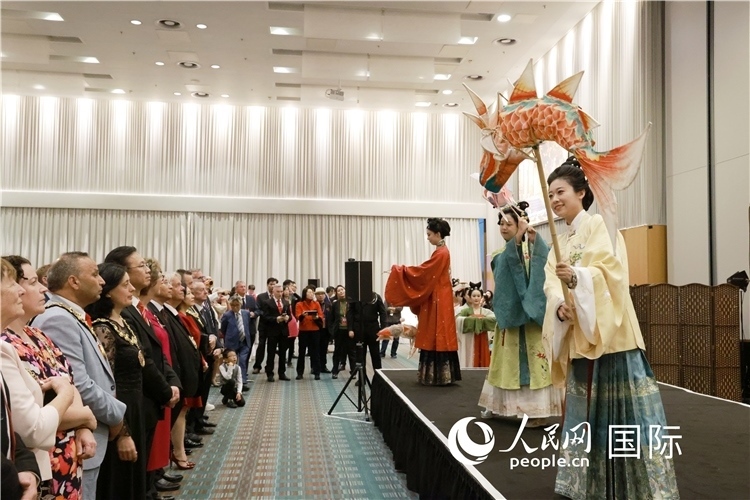 2、留學(xué)生表演了漢服展示《絲路霓裳》。邢雪攝