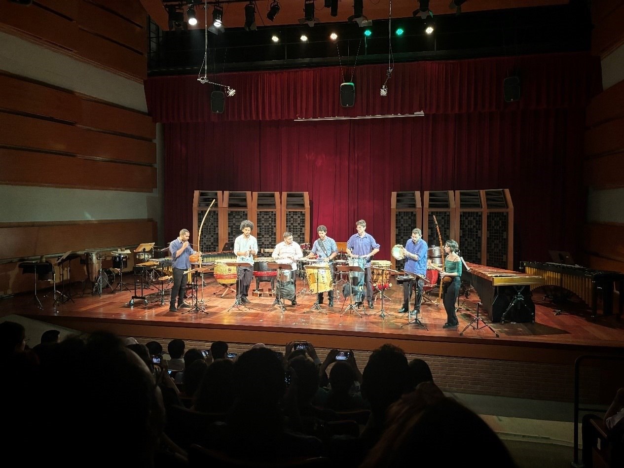 圣保羅州立大學(xué)藝術(shù)學(xué)院打擊樂團(tuán)在活動上表演精彩的節(jié)目。 圣保羅州立大學(xué)孔子學(xué)院供圖