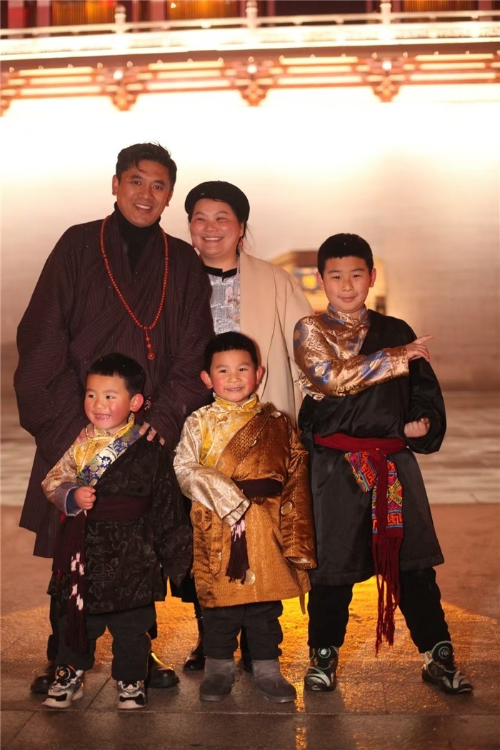 康定的節(jié)日氛圍多元和諧。圖為2024年元宵夜，洛讓銀登一家五口在旅行中拍攝的合影。資料圖片