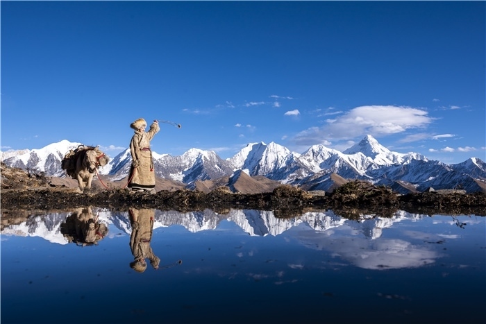 貢嘎山下的放牧人。林革文攝