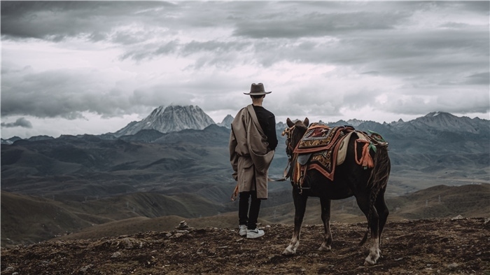 在康定八郎生都星空營(yíng)地，村里的青年丹真德勒牽馬注視世代生活的家園。八郎村提供