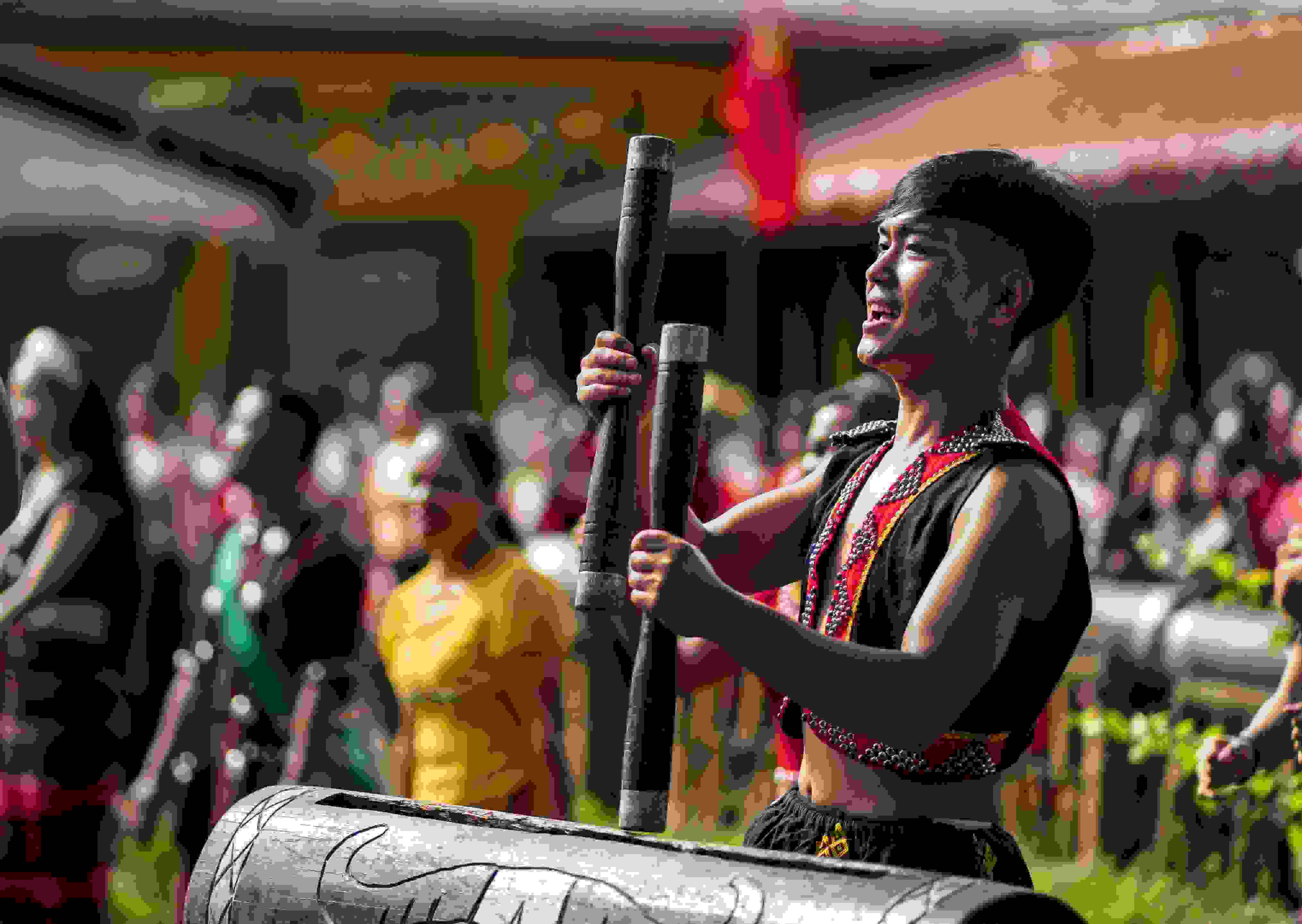 云南省滄源縣班洪鄉(xiāng)班洪村的佤族群眾唱響《阿佤人民唱新歌》（2021年8月20日攝）。