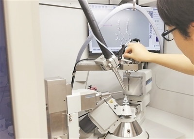 科研人員使用X射線衍射儀研究σ鍵。圖片來源：日本北海道大學(xué)