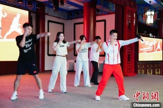 巴黎奧運(yùn)會(huì)拳擊冠軍吳愉現(xiàn)場教學(xué)。上海市港澳辦供圖