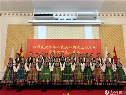 波蘭馬佐夫舍歌舞團現(xiàn)場演出。人民網記者 禹麗敏攝