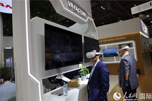 外國(guó)觀眾在通過(guò)VR參觀中國(guó)風(fēng)電企業(yè)智慧工廠。人民網(wǎng)記者 劉仲華攝