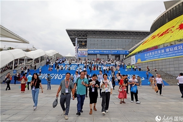 第二十一屆東博會展館外，參觀者步行離場。人民網(wǎng)記者趙益普攝