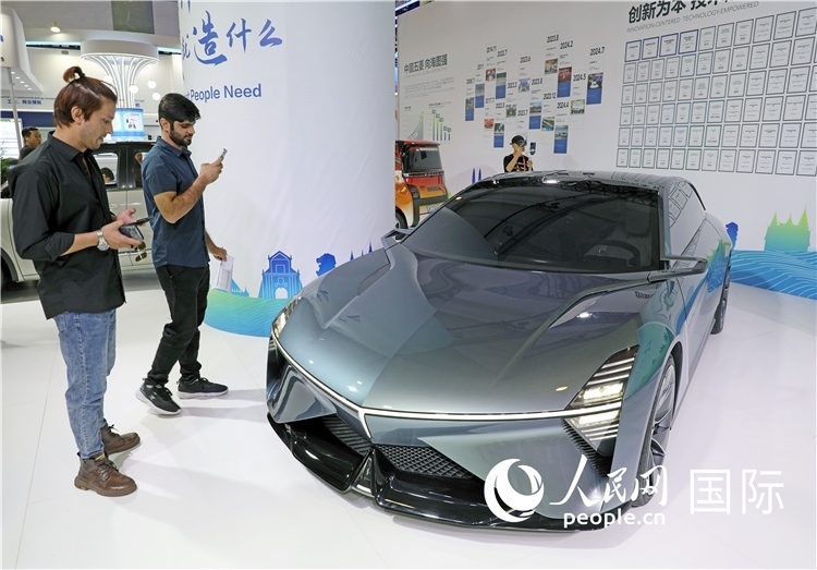 東博會(huì)上，上汽通用五菱展出的一款名為“東盟之光”的新能源概念車吸引參觀者駐足。人民網(wǎng)記者趙益普攝