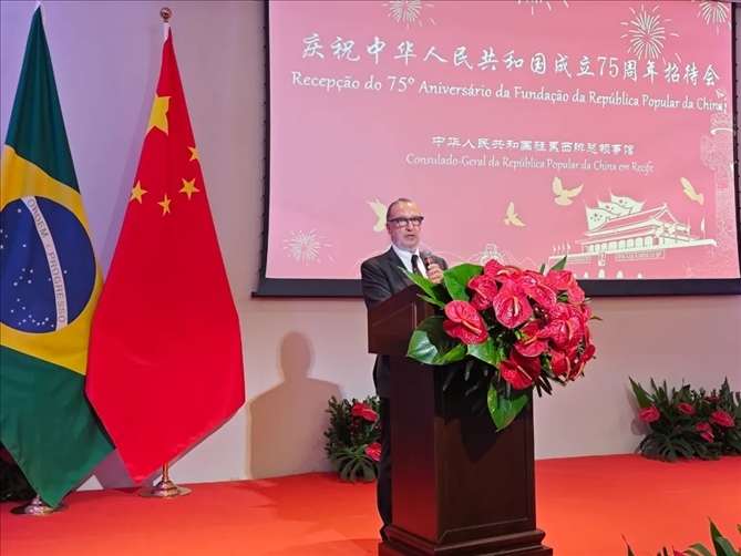 巴西外交部駐東北部地區(qū)辦公室主任德寶拉大使在招待會(huì)上致辭。 中國(guó)駐累西腓總領(lǐng)館供圖