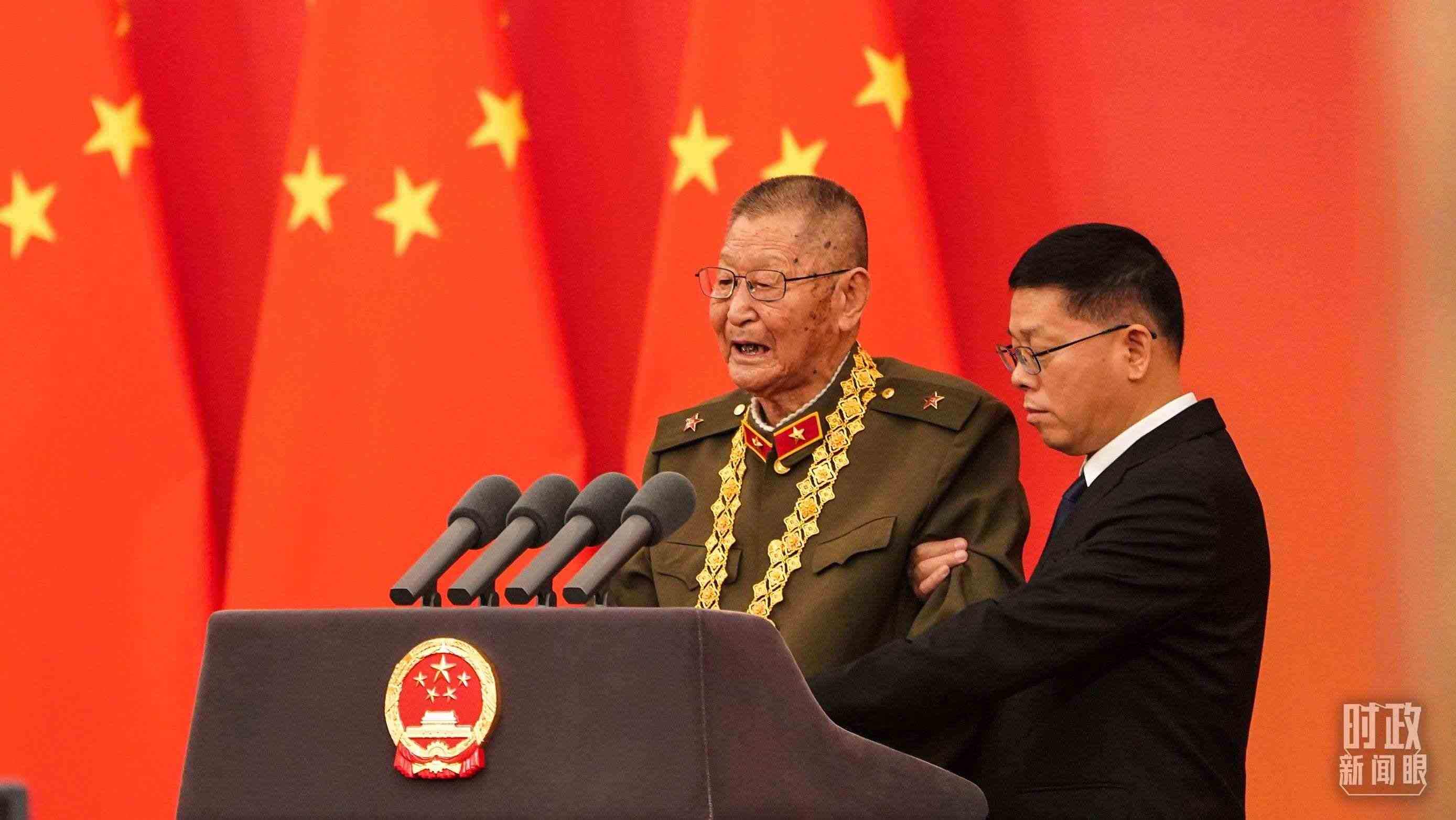 “共和國(guó)勛章”獲得者黃宗德在頒授儀式上發(fā)言。（總臺(tái)記者李晉拍攝）