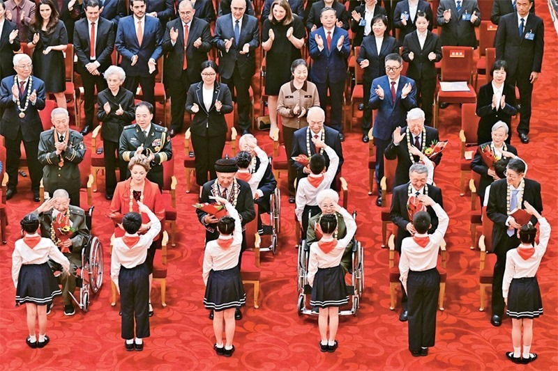 2024年9月29日，中華人民共和國(guó)國(guó)家勛章和國(guó)家榮譽(yù)稱號(hào)頒授儀式在北京人民大會(huì)堂隆重舉行。圖為少先隊(duì)員向國(guó)家勛章和國(guó)家榮譽(yù)稱號(hào)獲得者敬禮致意。 新華社記者 岳月偉/攝