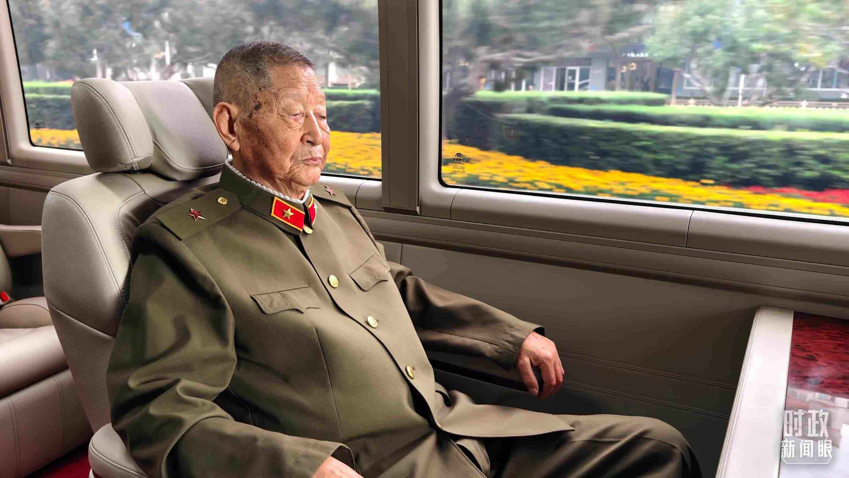 “共和國(guó)勛章”獲得者黃宗德乘坐禮賓車前往人民大會(huì)堂。（總臺(tái)央視記者胡瑋拍攝）