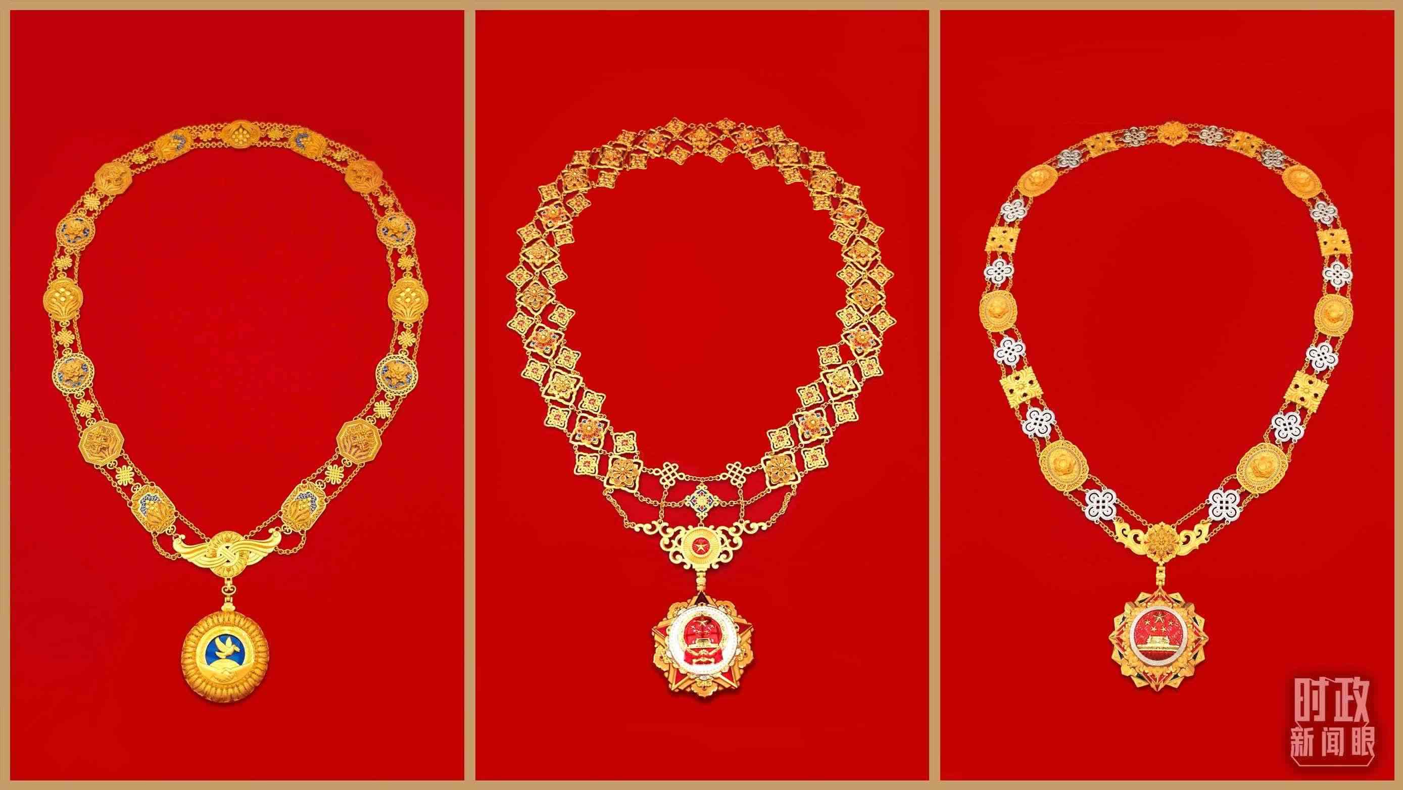 “共和國(guó)勛章”（中）、“友誼勛章”（左）和國(guó)家榮譽(yù)稱號(hào)獎(jiǎng)?wù)拢ㄓ遥?。（總臺(tái)央視記者郭鴻、鄂介甫拍攝）