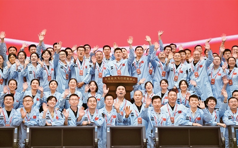 嫦娥六號(hào)完成了人類歷史上首次月球背面采樣，突破了多項(xiàng)關(guān)鍵技術(shù)，是我國(guó)建設(shè)航天強(qiáng)國(guó)、科技強(qiáng)國(guó)取得的又一標(biāo)志性成果，是我國(guó)探月工程的重要里程碑。圖為2024年6月25日，嫦娥六號(hào)任務(wù)圓滿成功后，工作人員在北京航天飛行控制中心合影。 新華社記者 金良快/攝