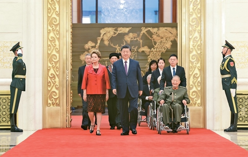 2024年9月29日，中華人民共和國國家勛章和國家榮譽稱號頒授儀式在北京人民大會堂金色大廳隆重舉行。中共中央總書記、國家主席、中央軍委主席習(xí)近平同國家勛章和國家榮譽稱號獲得者一同步入會場。 新華社記者 王曄/攝