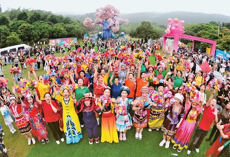 自2014年起，廣西持續(xù)舉辦“廣西三月三·八桂嘉年華”活動(dòng)，各地民族民俗活動(dòng)次第登臺(tái)，精彩紛呈，這個(gè)傳統(tǒng)民族節(jié)慶已演變?yōu)楦髯迦嗣窆蚕砉矘返墓?jié)日盛會(huì)和知名文化旅游品牌。圖為2024年4月11日在南寧市拍攝的活動(dòng)主會(huì)場(chǎng)。 新華社記者 周華/攝