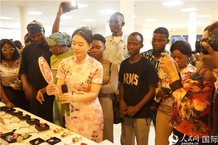 向尼日利亞觀眾介紹中國刺繡。人民網(wǎng)記者 姜宣攝