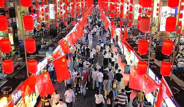 國慶臨近，河南省洛陽市老城歷史文化街區(qū)裝扮一新，國旗招展，處處洋溢著濃厚的國慶節(jié)日氛圍。來源：人民圖片網(wǎng)