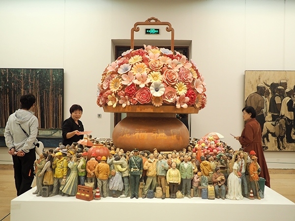 2024年9月28日，觀眾在中國美術(shù)館參觀“慶祝中華人民共和國成立75周年——第十四屆全國美術(shù)作品展覽進京作品展”。杜建坡攝。來源：人民圖片網(wǎng)