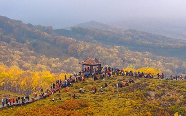2024年9月27日，內(nèi)蒙古自治區(qū)赤峰市克什克騰旗烏蘭布統(tǒng)景區(qū)層林盡染，游人如織，風(fēng)光如畫。來源：人民圖片網(wǎng)
