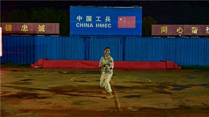 官兵帶來精彩的雙節(jié)棍表演。馬騫攝