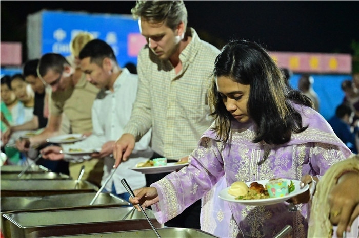 外國友人品嘗中國美食。馬騫攝
