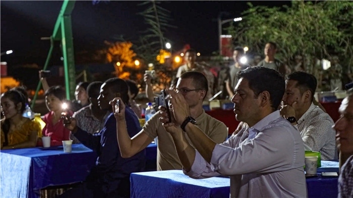 圖8-精彩內容引得外國來賓紛紛拍照留念（馬騫攝）