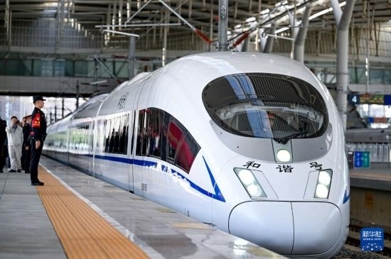 10月1日，由銀川開(kāi)往惠農(nóng)的C8218次列車從銀川站駛出。