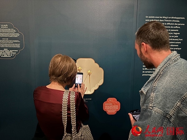  法國(guó)觀(guān)眾在展區(qū)拍照留念。人民網(wǎng)記者 于超凡攝