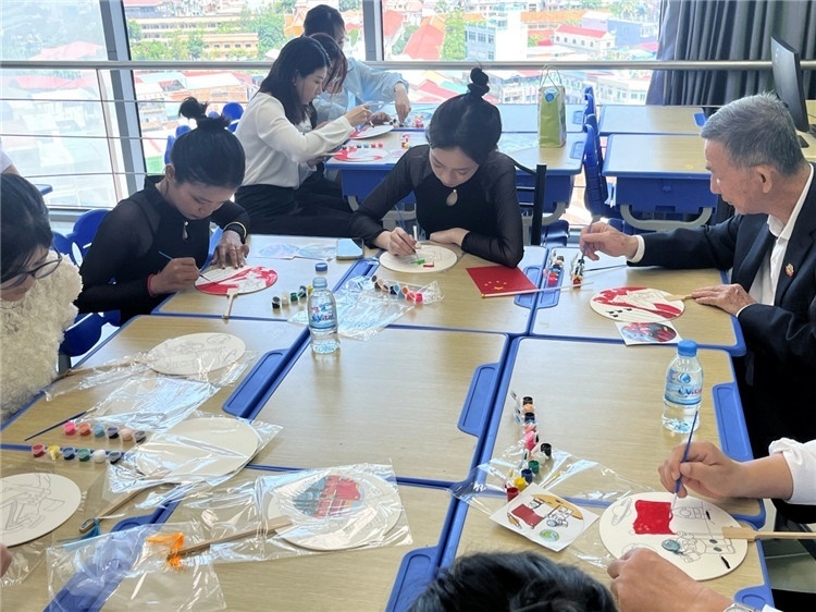 觀眾們在體驗(yàn)畫扇。Sem Sophea攝