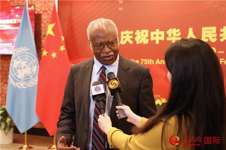 聯(lián)大主席菲勒蒙在招待會(huì)現(xiàn)場接受媒體采訪，他向中國政府和人民致以節(jié)日祝賀，表示中國的發(fā)展成就令人驚嘆。人民網(wǎng)記者 李志偉攝