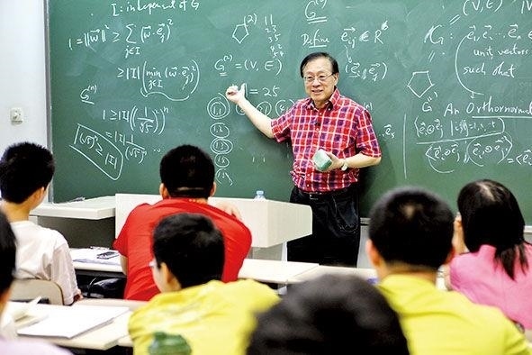 姚期智為清華大學(xué)學(xué)生授課。