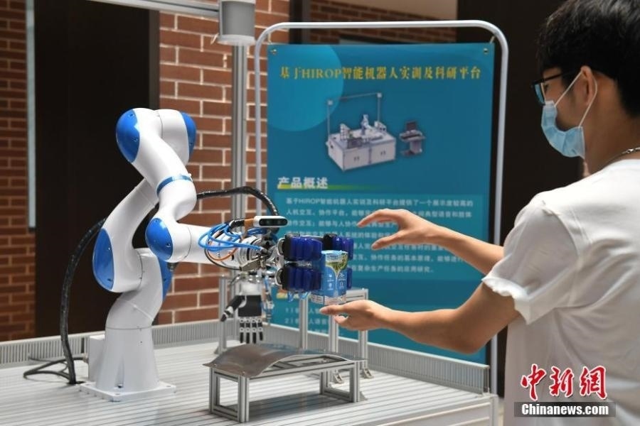  資料圖：高校為學(xué)生打造先進科研平臺。中新社記者 陳楚紅 攝