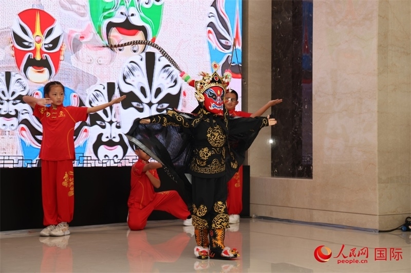 迪拜中國學(xué)校學(xué)生表演變臉。人民網(wǎng)記者任皓宇攝