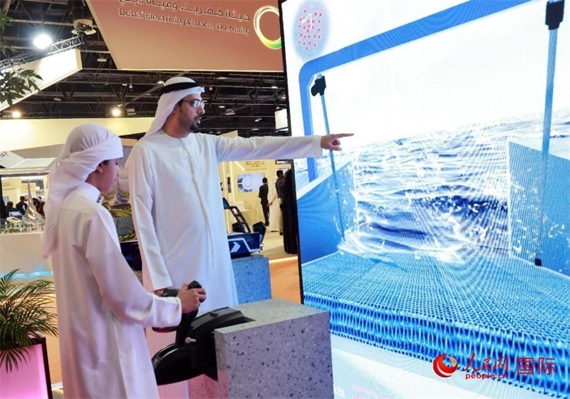 一名兒童在模擬操作船舶，撿拾海洋垃圾。人民網(wǎng)記者管克江攝