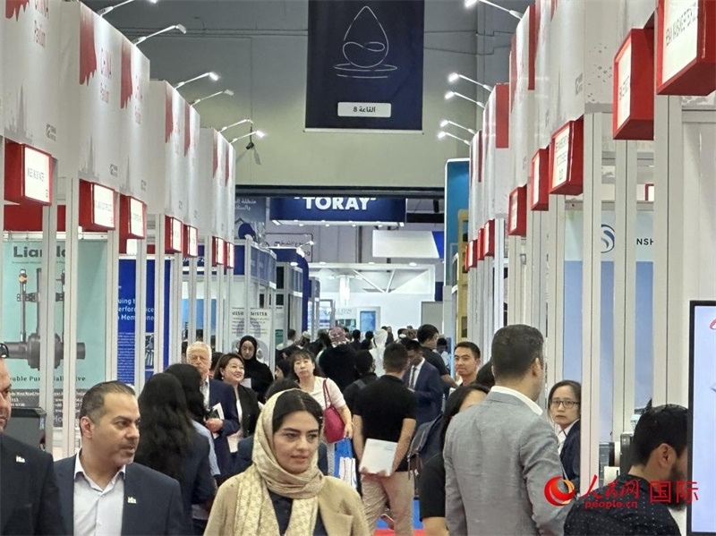 中國(guó)館前人頭攢動(dòng)。人民網(wǎng)記者管克江攝